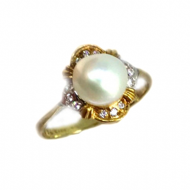 Ring with diamonds and pearl