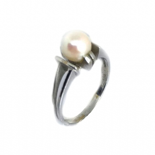 White Gold ring with round pearl