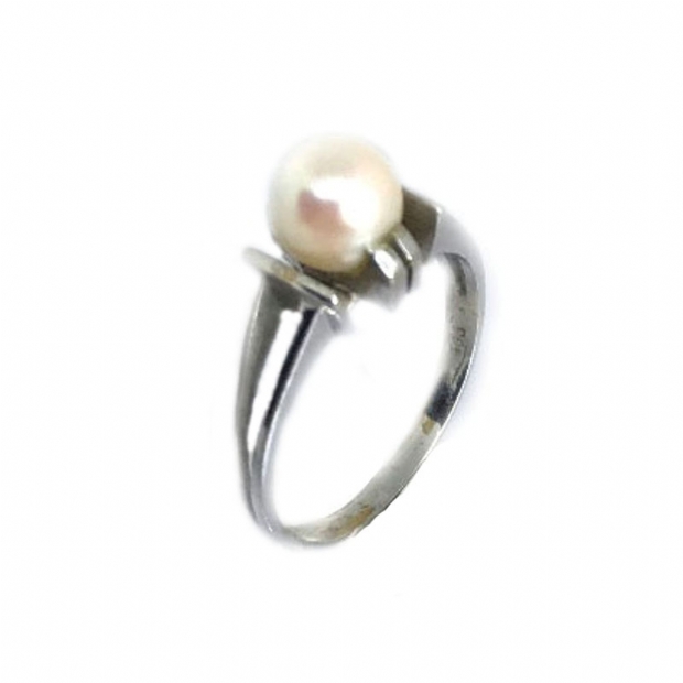 14K white gold pearl ring