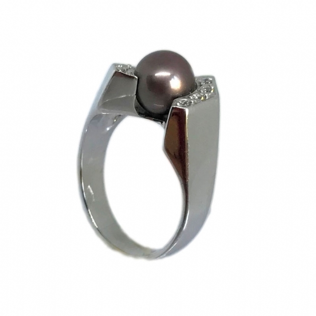 14 K white gold ring with black pearl