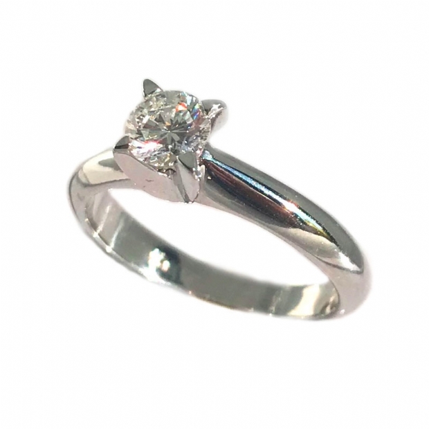18K white gold onestone engagement ring with colourless round brilliant diamond.