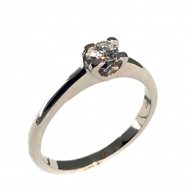 One stone engagement ring in 18K whitegold with colourless, round brilliant diamond