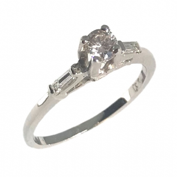 18K whitegold engagement ring with round and baguette diamonds