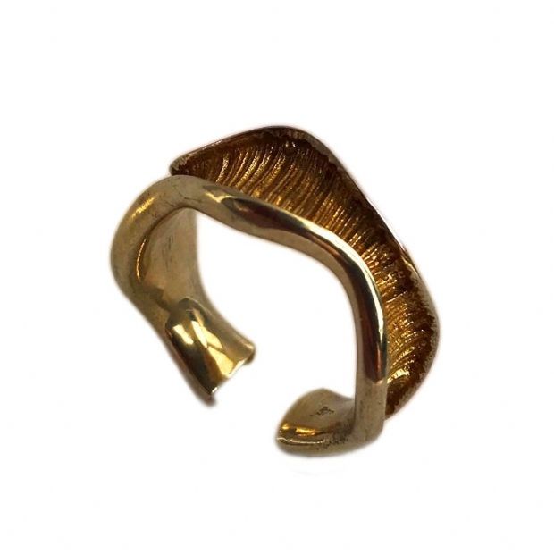 Gold plated silver 925 ring with linear decoration open ended 